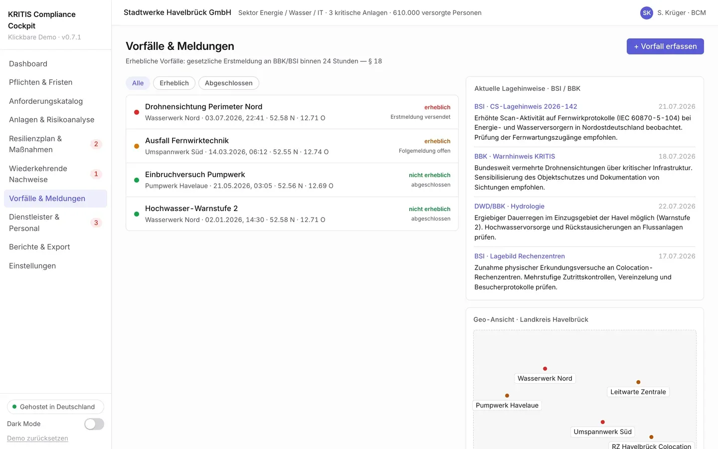 Cockpit-Ansicht „Vorfälle & Meldungen“: Vorfallsliste mit Erheblichkeits-Einstufung und Meldestatus, daneben aktuelle Lagehinweise des Bundesamts für Sicherheit in der Informationstechnik (BSI) und des Bundesamts für Bevölkerungsschutz und Katastrophenhilfe (BBK) sowie eine Geo-Ansicht der Anlagenstandorte