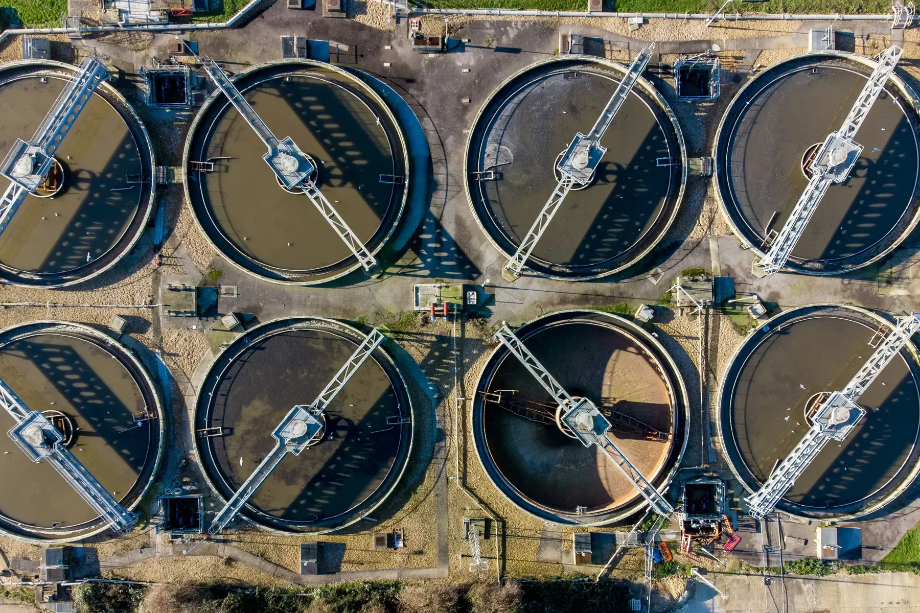 Senkrechte Luftaufnahme der Rundbecken einer Wasseraufbereitungsanlage